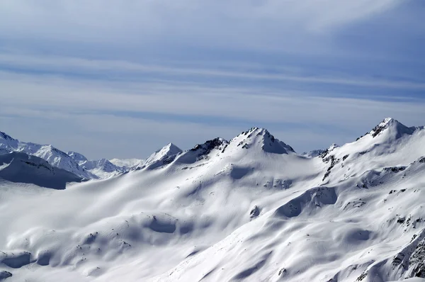 Снежные склоны. Кавказские горы. — стоковое фото