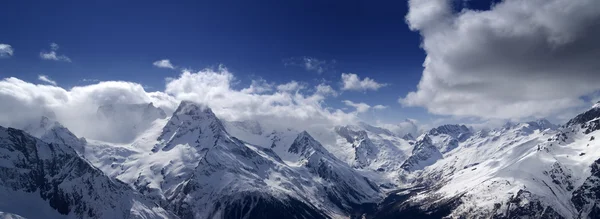 Panorama di montagne. vista dalla pista da sci. — Foto Stock