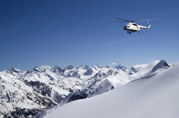 Helicóptero em montanhas nevadas — Fotografia de Stock