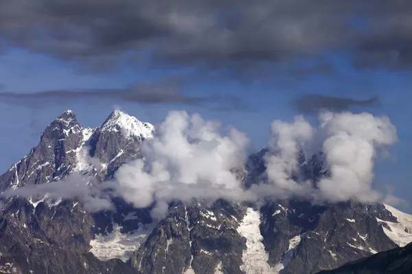 MT. ushba στα σύννεφα, τα βουνά του Καυκάσου, γεωργία, svaneti. — Φωτογραφία Αρχείου