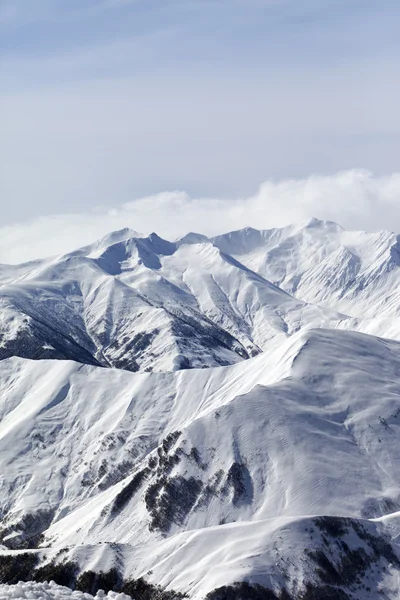 Zasněžené hory v oparu — Stock fotografie