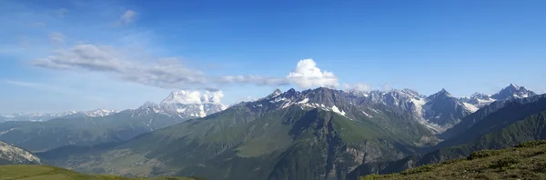 Панорама кавказьких гір у літній період. Грузія, Сванеті — стокове фото
