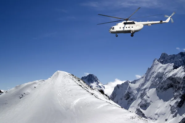 Ελικόπτερο σε χιονισμένα βουνά — Φωτογραφία Αρχείου