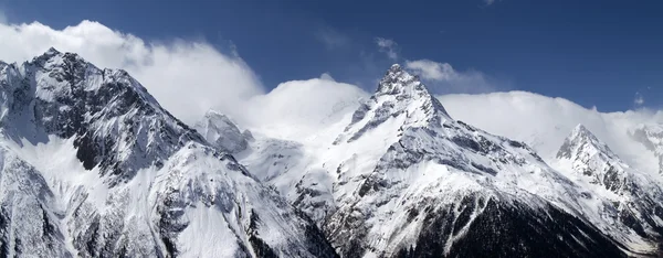 Панорама горы в облаках. вид с горнолыжного склона. — стоковое фото