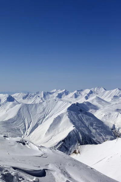 Snötäckta berg. Kaukasus bergen, Georgien. — Stockfoto