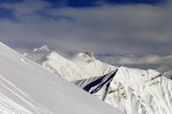 スキー場の斜面や曇り山 — ストック写真