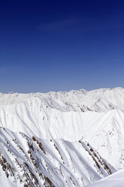 Havas hegyek és a kék ég. Kaukázus, Grúzia. — Stock Fotó