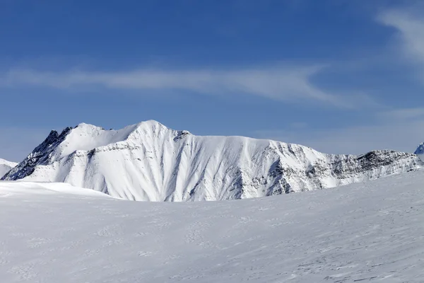 Montañas nevadas. las montañas del Cáucaso, georgia, región gudauri. —  Fotos de Stock