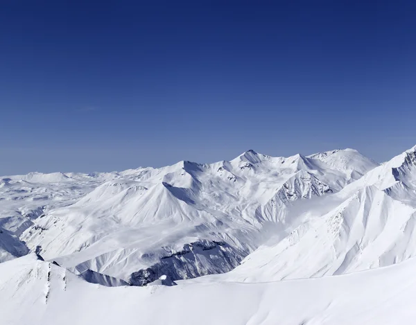 Panorama das montanhas nevadas. as montanhas do Cáucaso, a Geórgia. — Fotografia de Stock