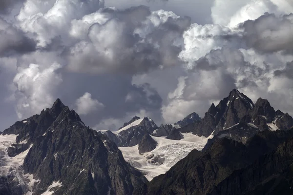 Cloudy mountains. Caucasus Mountains. — Stock Photo, Image