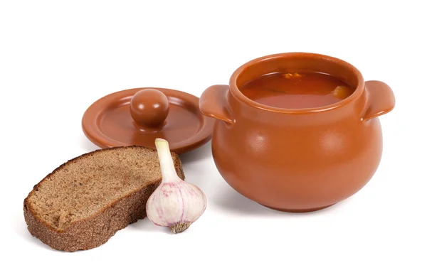 Polévka v hliněném hrnci s chlebem a česnek — Stock fotografie