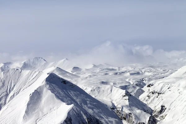 Schneebedeckte Berge in Wolken — Stockfoto