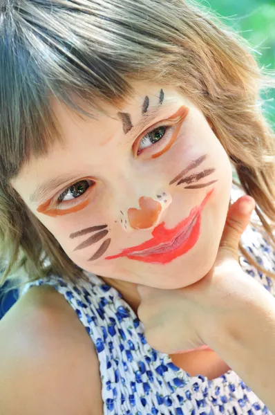 Šťastné dítě s legrační malovaný obličej — Stock fotografie