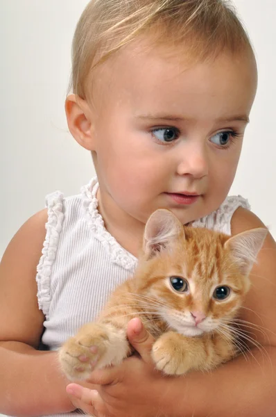 Kedisi olan sevimli bir çocuk. — Stok fotoğraf