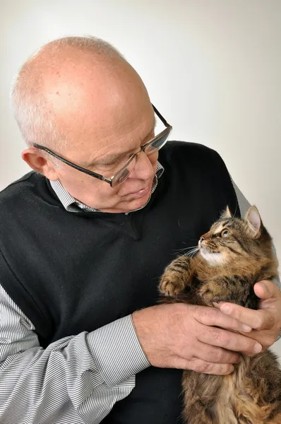 Starší muž s kočkou — Stock fotografie