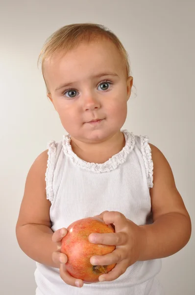 Baby mit einem Apfel — Stockfoto