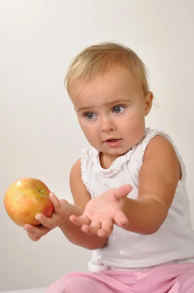 Красивое дитя с яблоком — стоковое фото