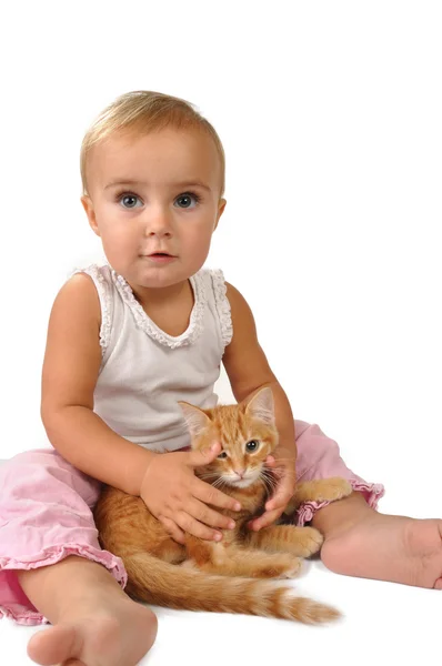 Lindo niño con un gato — Foto de Stock