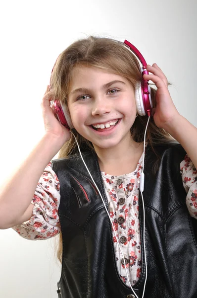 Menina ouvindo música — Fotografia de Stock