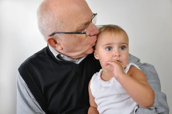 Senior man kussen dochter — Stockfoto