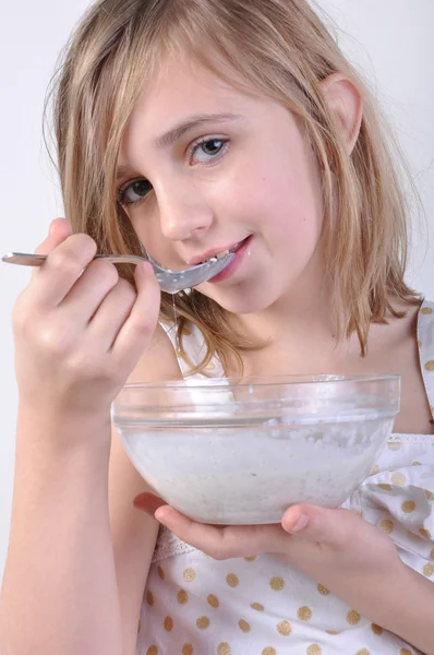 Niño sonriente con un tazón de gachas de leche —  Fotos de Stock