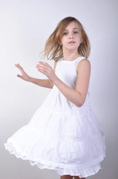 Dançando jovem loira menina — Fotografia de Stock