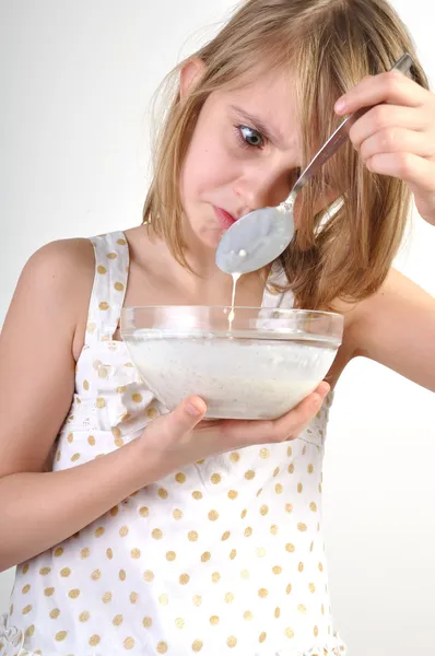 Disgusto per il porridge di latte — Foto Stock