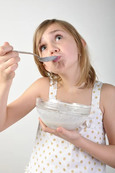 Niño comiendo gachas de leche —  Fotos de Stock