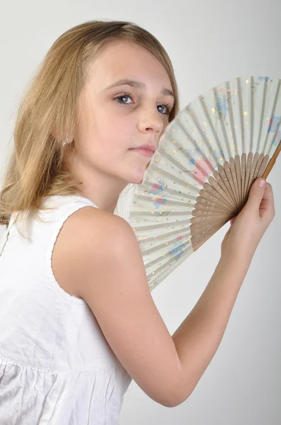 Hermosa chica con un ventilador —  Fotos de Stock