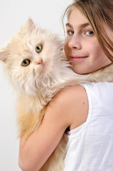 Chilld mit einer persischen Katze — Stockfoto
