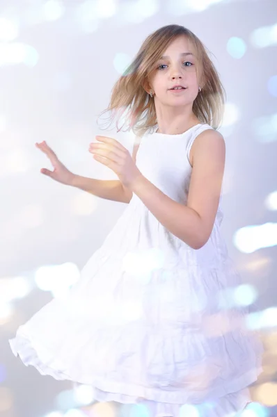 Tanec mladé blonďaté dítě — Stock fotografie