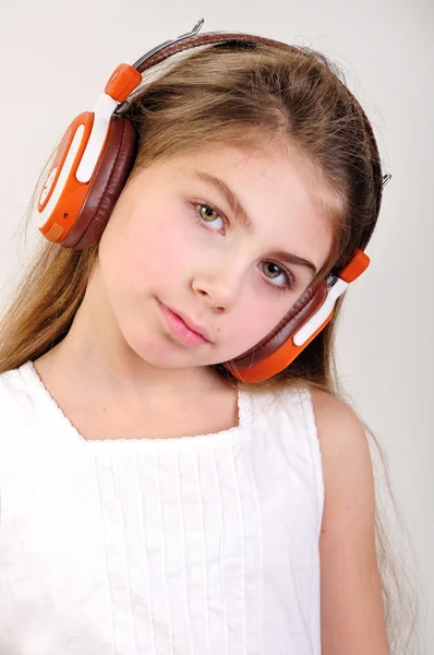 Kind met koptelefoon luisteren naar muziek — Stockfoto