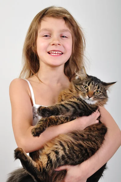 Счастливый ребенок держит кота в руках — стоковое фото