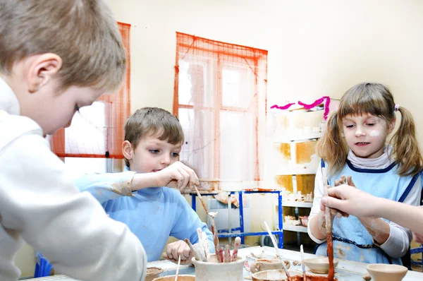 Дети делают глину в мастерской керамики — стоковое фото