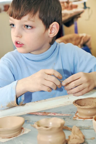 Формування глини дитина — стокове фото