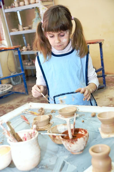 Menina criança moldando barro no estúdio de cerâmica — Fotografia de Stock