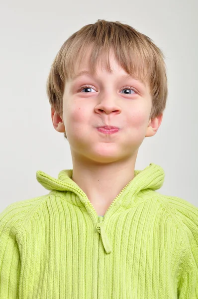 Elementaire jongen maken grappige gezichten — Stockfoto