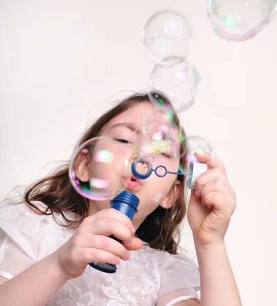 Dítě vyfukuje bubliny s bublina hůlka — Stock fotografie