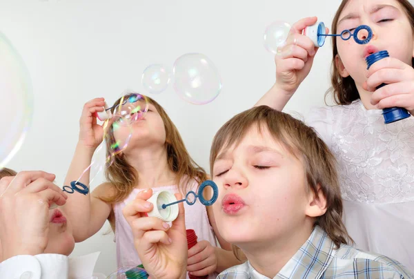 Děti přátel vyfukuje bubliny — Stock fotografie