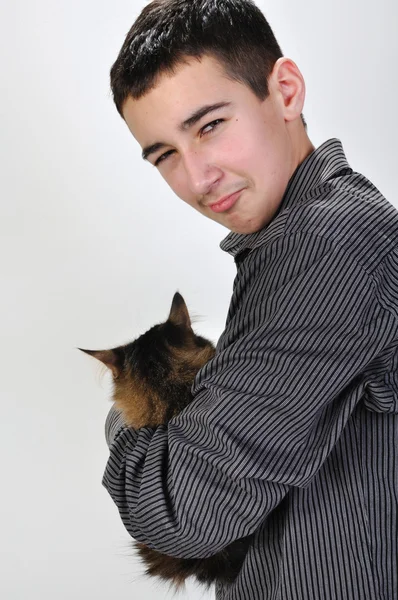 Niño sosteniendo un gato — Foto de Stock