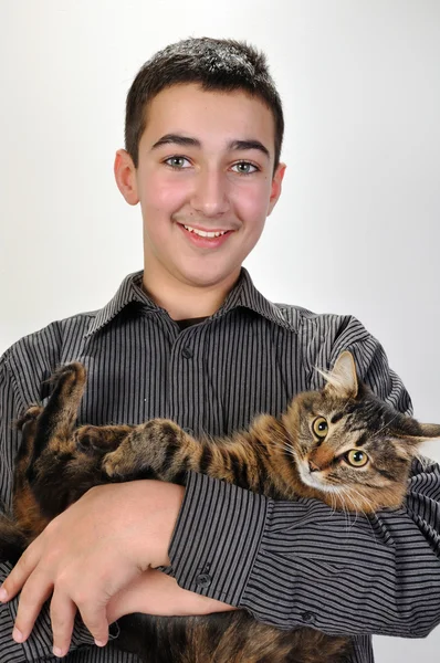 Usměvavý chlapec teeage s kočkou — Stock fotografie