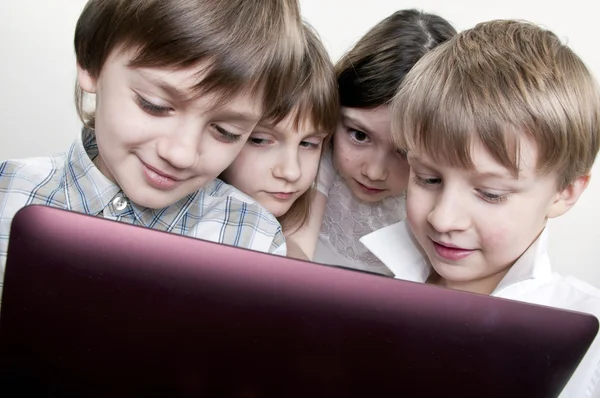 Groep kinderen vrienden spelen van computerspelletjes — Stockfoto