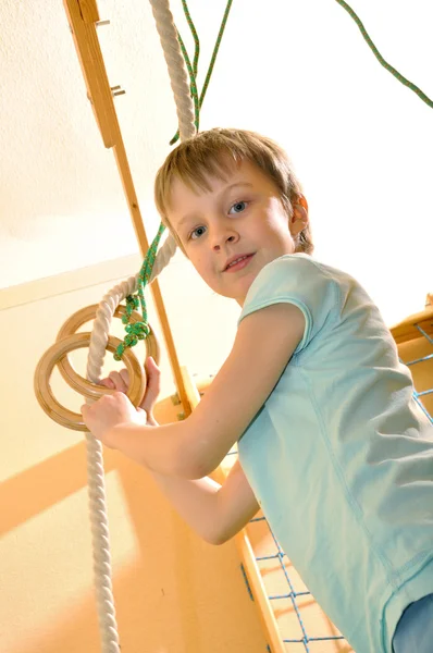 Cportive dziecko grając w siłowni — Zdjęcie stockowe