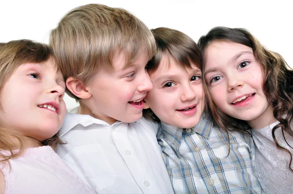 De gelukkige kinderen vrienden samen knuffelen — Stockfoto