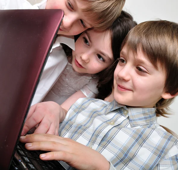 Группа друзей детей, играющих в компьютерные игры — стоковое фото