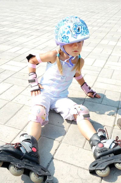 Criança em linha patins rollerblade — Fotografia de Stock