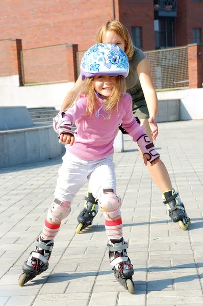 Parque da cidade família rolleblading em patins juntos — Fotografia de Stock