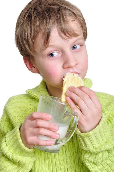 Bambino mangiare torta e latte secco — Foto Stock
