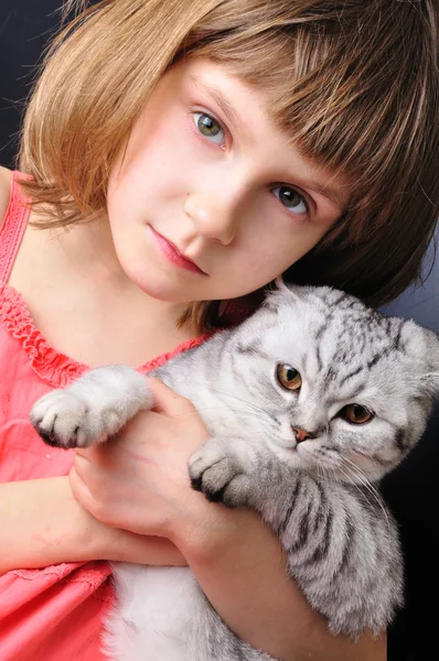 Дитина зі своїм домашнім котом — стокове фото
