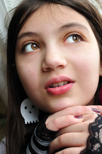 Atrakcyjny brunet nastolatka nastolatka marzy — Zdjęcie stockowe